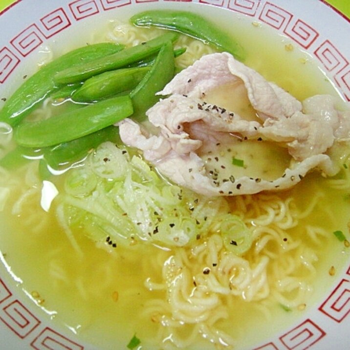 スナップエンドウと豚肉の塩ラーメン